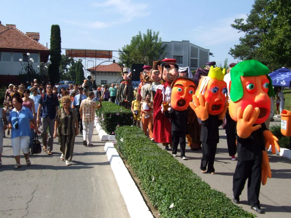 Târgovişte: Păpuşile Gigant, majoretele şi clovnii au ocupat Calea Domnească