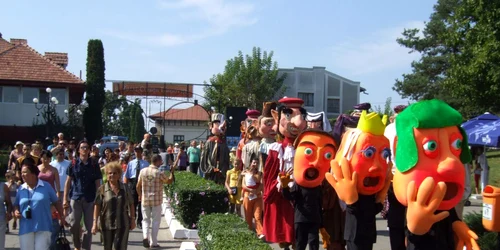 Târgovişte: Păpuşile Gigant, majoretele şi clovnii au ocupat Calea Domnească