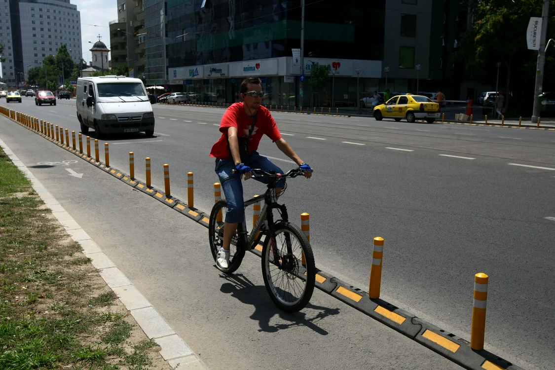 
    Bicicliștii nu sunt obligați să poarte căști de protecție, conform Codului Rutier actual (foto: Click!)  
