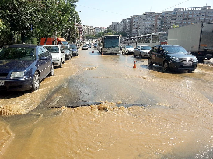 În intersecția de la Șincai, ieri îți mai trebuia doar o barcăFoto: adidobre.ro