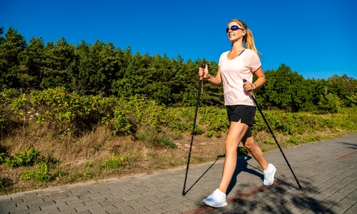 Cum sa practici corect mersul nordic  Sursa foto shutterstock 2153991749 jpg