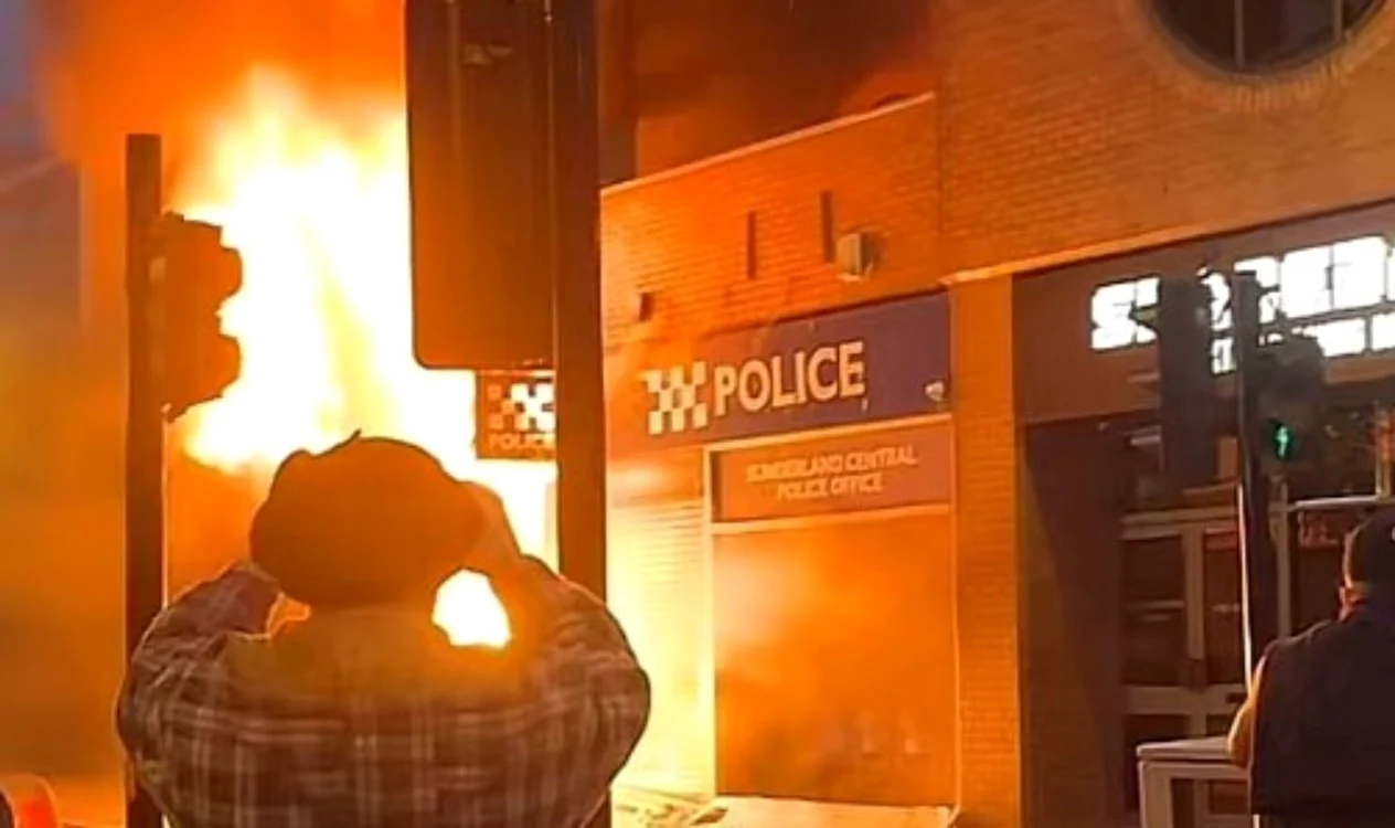 Clădire din apropierea unei secții de politie, incendiată/ FOTO: express.co.uk