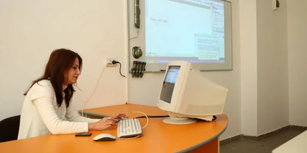 La Colegiul „Mircea Cristea“ se folosesc table electronice. Foto: Arhivă. 