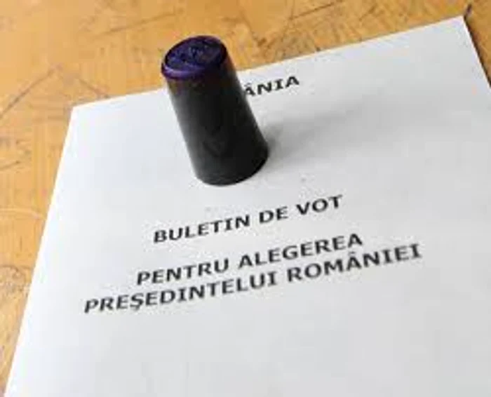 
    Studenţii ar putea avea liber vineri, 14 noiembrie, şi luni, 17 noiembrie, pentru a putea merge acasă, unde să şi voteze  