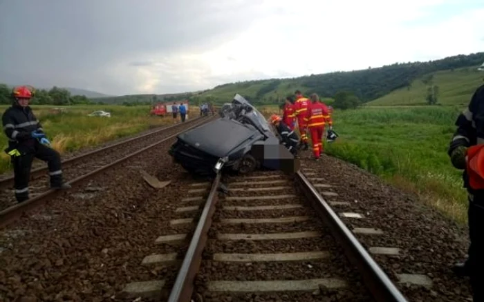 Ce a mai rămas şi maşina lovită de tren. FOTO: ISU Cluj