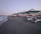 Operatorii economici din Mamaia au montat şezlongurile aproape de apă