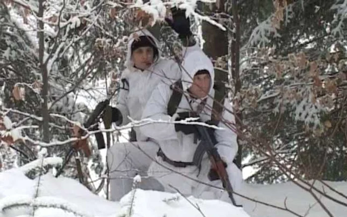 Cercetaşii din Armata Română în timpul antrenamentului în munţii Vrancei FOTO mapn.ro