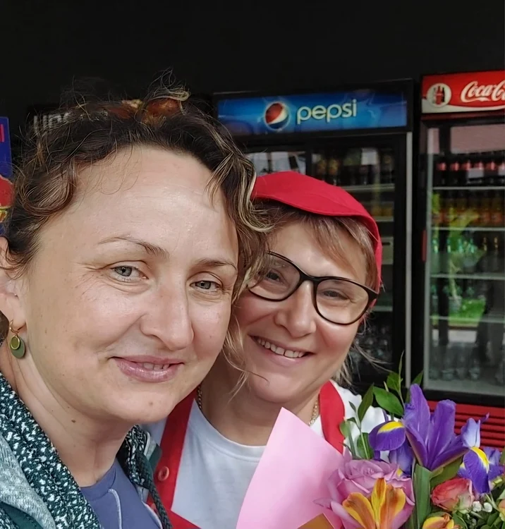 Rebeca, alături de Aurelia, femeia care a dus portofelul la politie FOTO: FB/Rebeca Miclau 