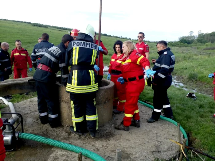 Copilul s-a urcat pe marginea fântânii şi a căzut FOTO ISU Sălaj