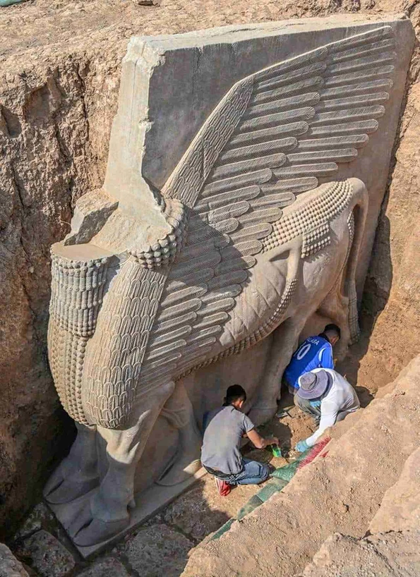 Statuia unui „lamassu”, un taur înaripat asirian, descoperită în Irak (© Facebook / Iraq museum)