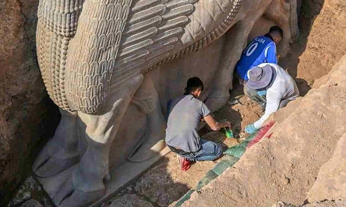 Statuia unui „lamassu”, un taur înaripat asirian, descoperită în Irak (© Facebook / Iraq museum)