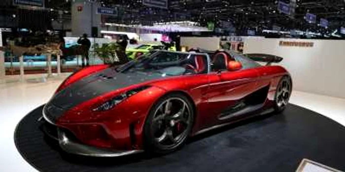 Koenigsegg Regera, prezentat până acum doar ca protoptip, apare la Geneva. Deoarece constructorul va produce doar 80 de unităţi, preţul a ajuns la 3 milioane de dolari. Cu un motor V8 de 5 litri care oferă 700 CP, supermaşina depăşeşte 400 km/h şi sare de la 0 la 100 km/h în 2,8 secunde