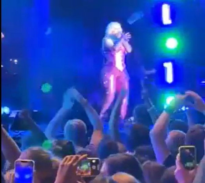 Vedetă scoasă de urgență de pe scenă după ce a fost lovită în cap cu un telefon VIDEO