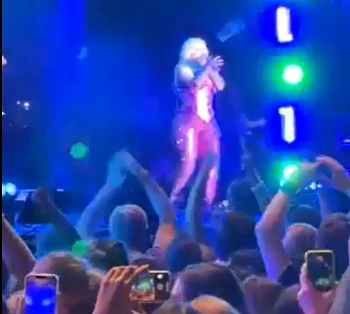 Bebe Rexha, în momentul impactului. FOTO captură video POP Shady Music Facts