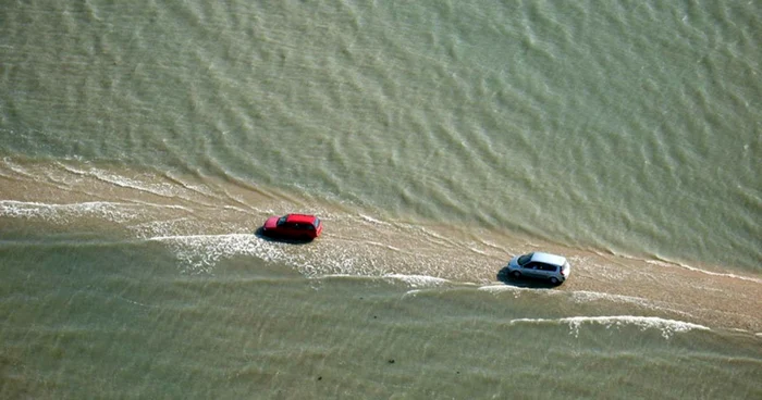 Pasajul du Gois, drumul care leagă Golful Burnёf de insula Noirmoutier, în Franţa, este unul dintre cele mai periculoase, dar şi mai spectaculoase drumuri din lume. FOTO boredpanda.com