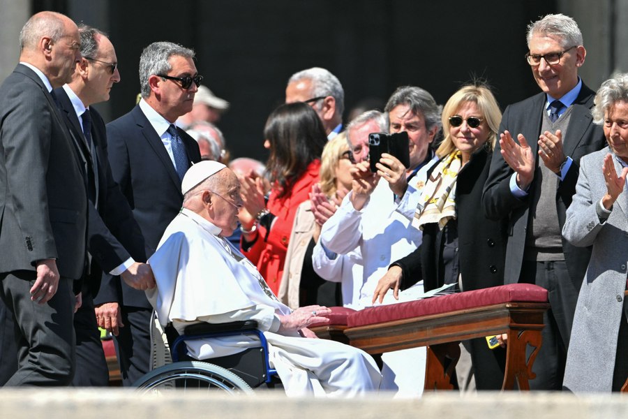 Papa Francisc, prima apariție publică după spitalizare. Cum a fost întâmpinat de credincioşi
