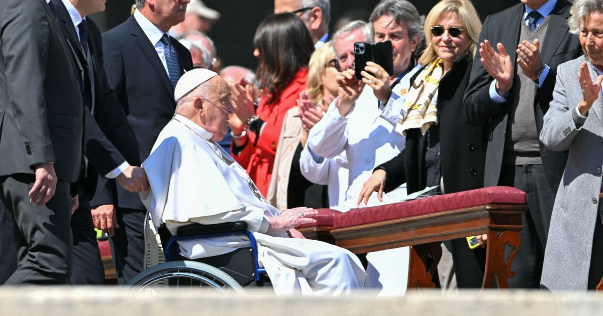 Papa Francisc revine în Piața Sfântul Petru după spitalizare
