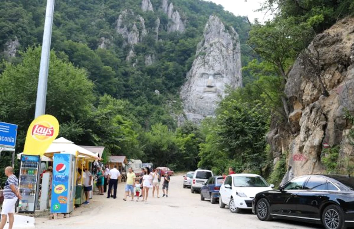Chipul lui Decebal atrage ca un magnet turiştii FOTO Alexandra Georgescu