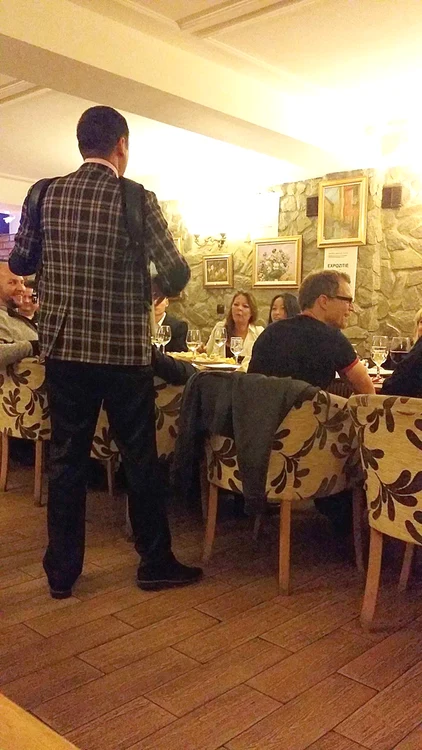 Michael Creţu (dreapta) şi Sandra au înfulecat pe ritmuri de acordeon