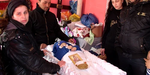 Îndurerata familie Lazăr la priveghiul lui Valentin