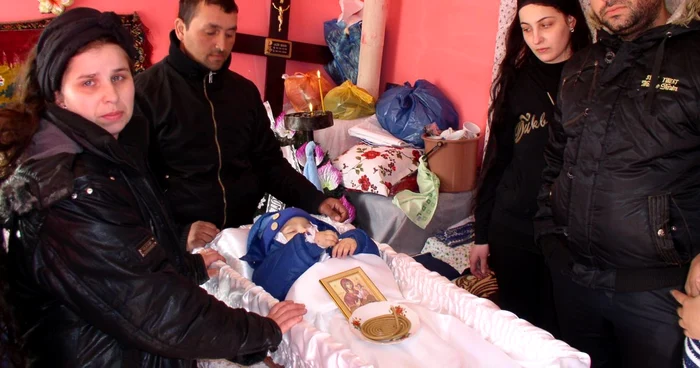 Îndurerata familie Lazăr la priveghiul lui Valentin