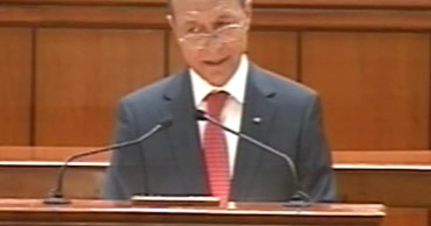 Băsescu: Romii trebuie să-şi trimită copiii la şcoală şi să se creştineze