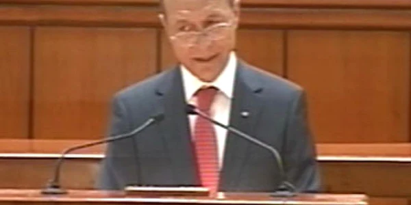 Băsescu: Romii trebuie să-şi trimită copiii la şcoală şi să se creştineze