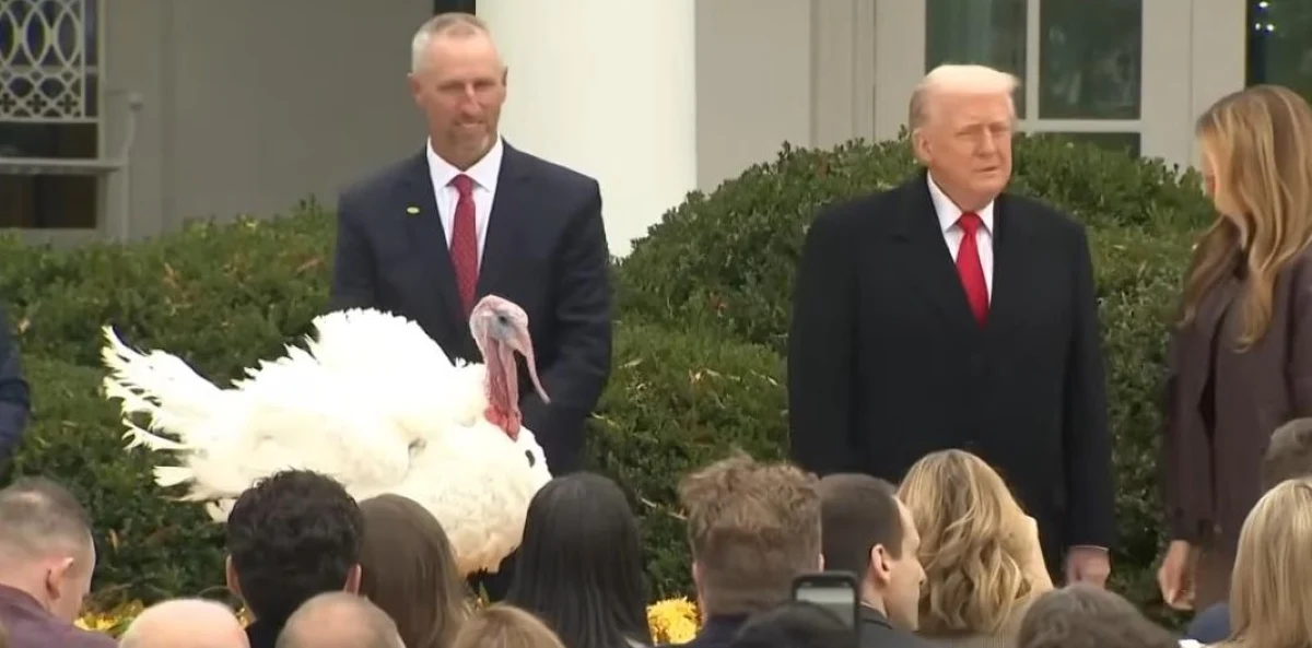 Trump a transformat ceremonia de Ziua Recunoștinței în atacuri, ironii și glume acide la adresa adversarilor: „Refuz să vorbesc despre faptul că este un grăsan neîngrijit. Nu menționez asta”