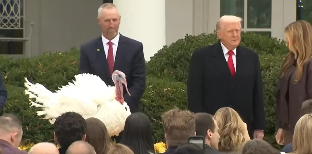 Trump a transformat ceremonia de Ziua Recunoștinței în atacuri, ironii și glume acide la adresa adversarilor: „Refuz să vorbesc despre faptul că este un grăsan neîngrijit. Nu menționez asta”