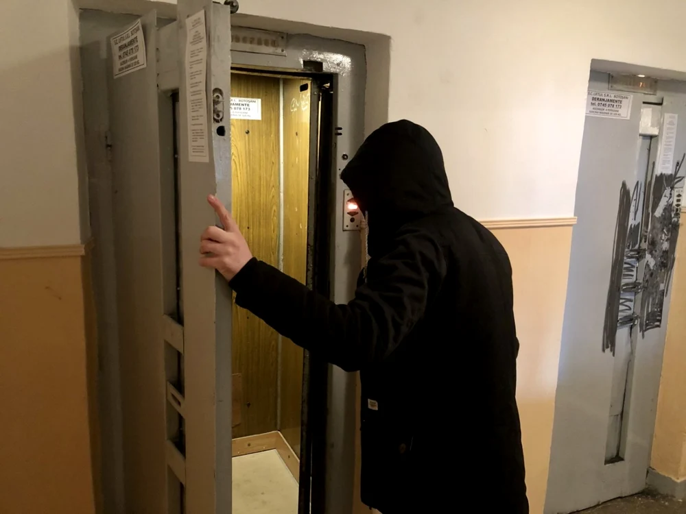 Bărbatul a fortat-o pe femeie să rămână în lift FOTO monitorulbt.ro
