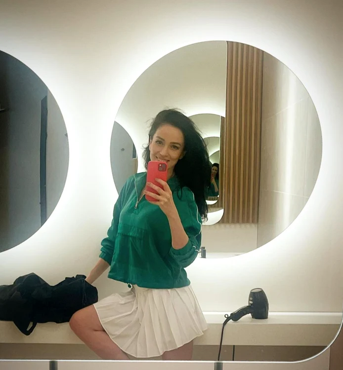 Olivia Steer, selfie PNG