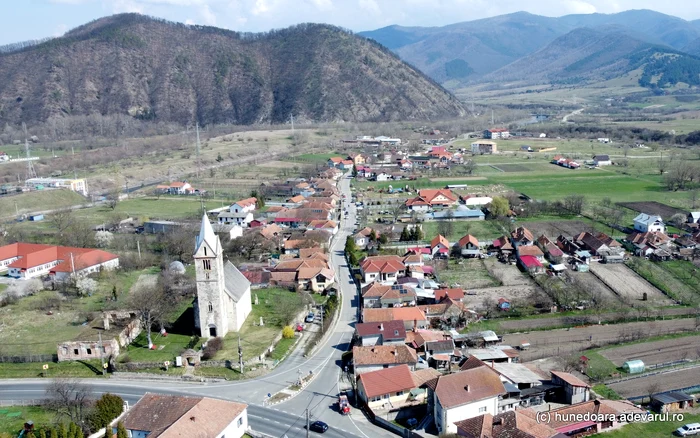 Biserica și Dealul Orlea. Foto: Daniel Guță