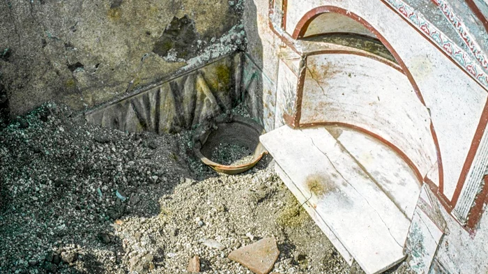 Cădelniță cu cenușă, descoperită în 1986 (© Parco Archeologico di Pompeii. Archivio Fotografico)