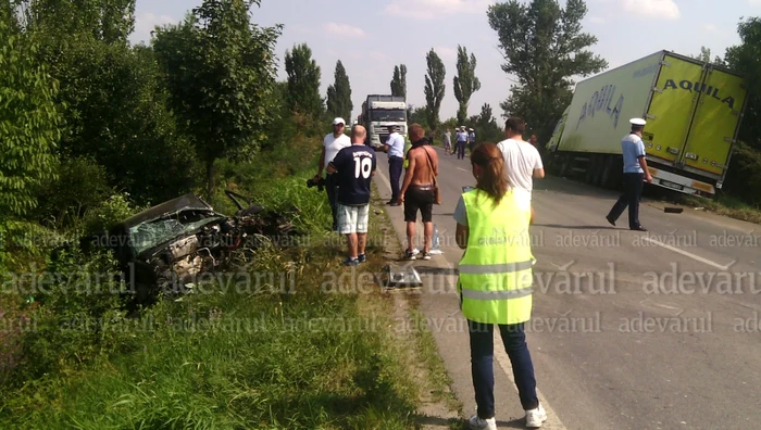 Maşina de Galaţi a ajuns în afara părţii carosabile