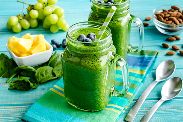 Un smoothie din kale și banane poate fi perfect pentru creier / foto: IStock