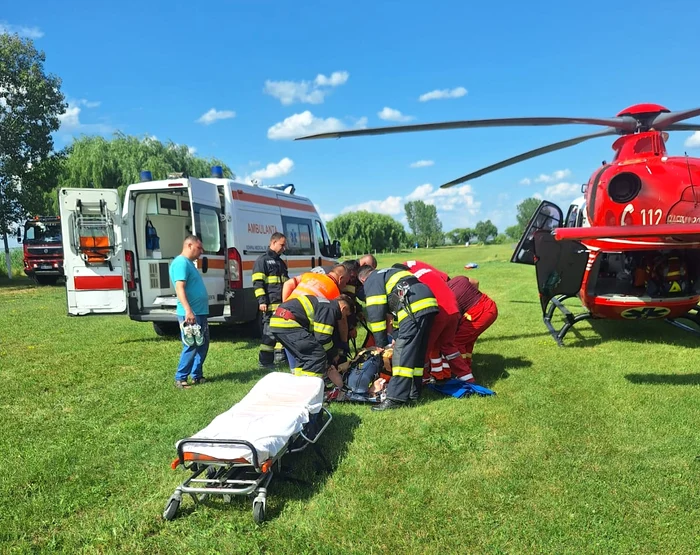 echipaj SMURD transfera din ambulanta in elicopter un pacient ars FOTO: ISU Vaslui