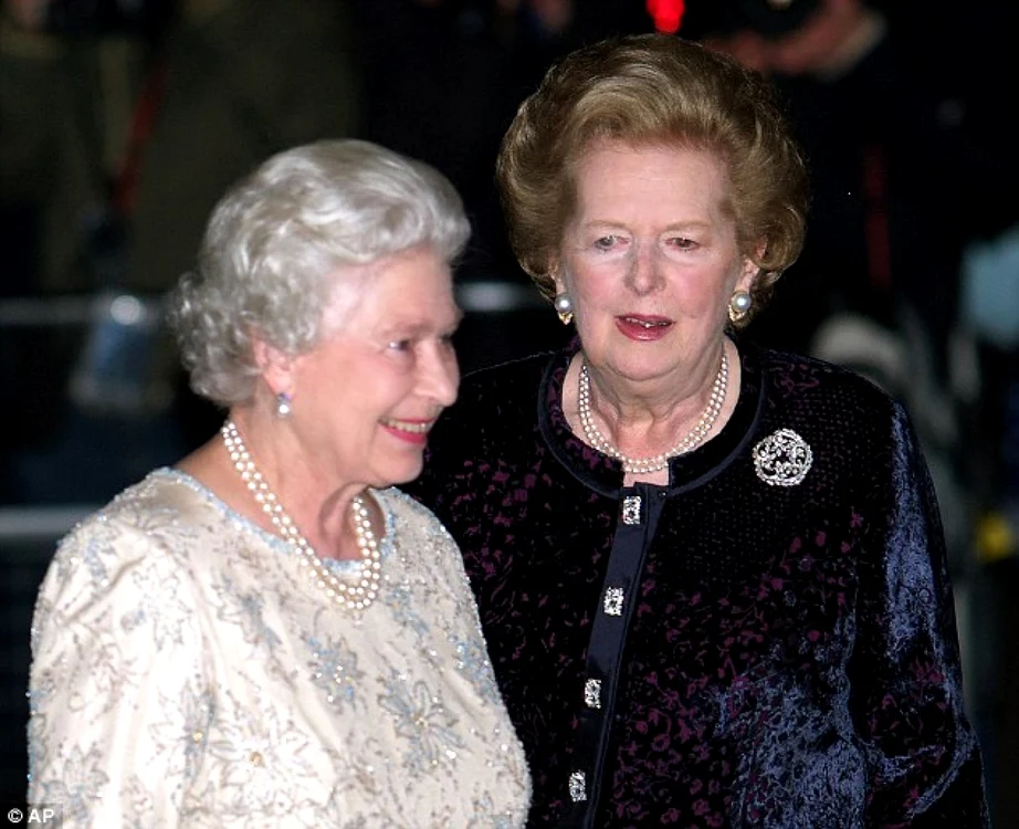 Regina Elisabeta (stânga) o desconsidera pe Margaret Thatcher din cauza originilor modeste. FOTO AP
