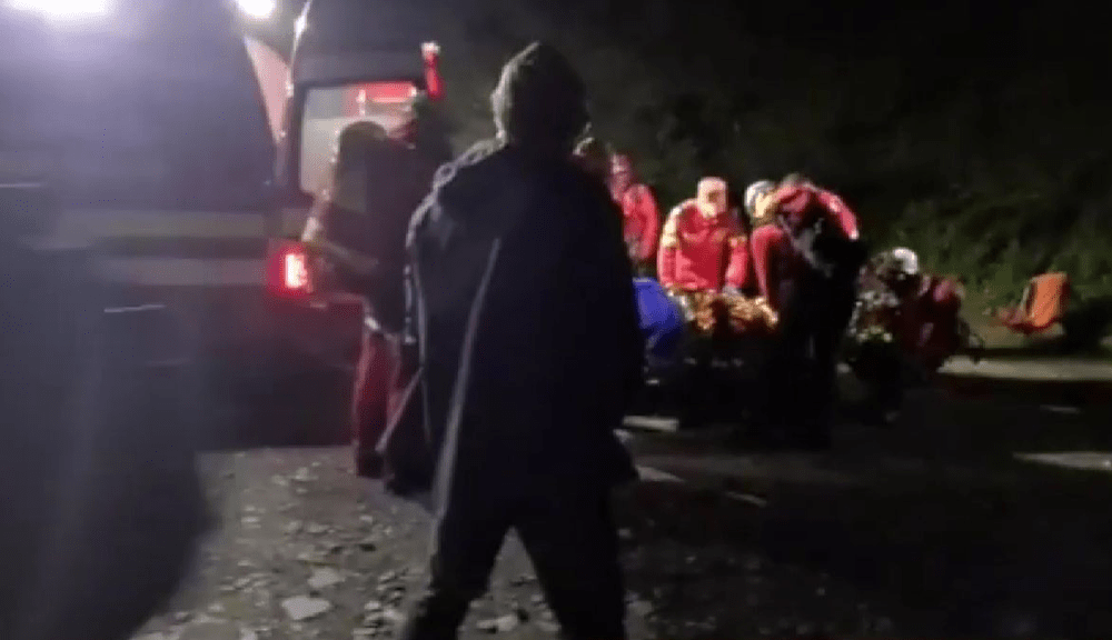 Intervenție maraton pentru salvarea unui bărbat căzut într-o zonă abruptă din Făgăraș VIDEO