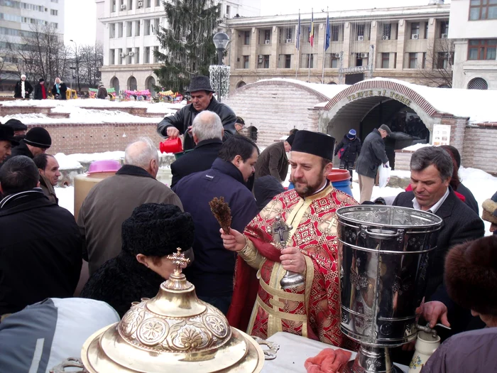 Oamenii au primit binecuvântarea preotului paroh  Foto: Ştefan Borcea