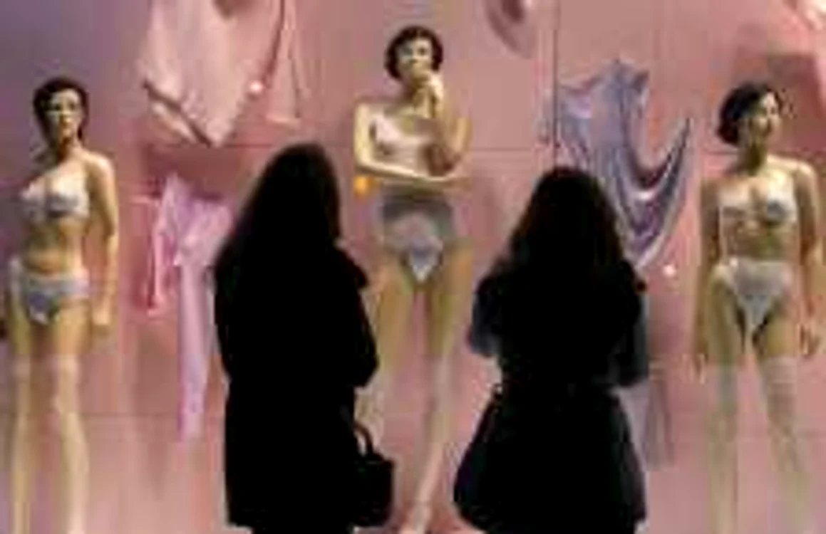 Compania American Apparel a dotat mai multe manechine cu păr pubian şi sfârcuri mai mult decât evidente prin lenjeria intimă transparentă FOTOGRAFII Reuters