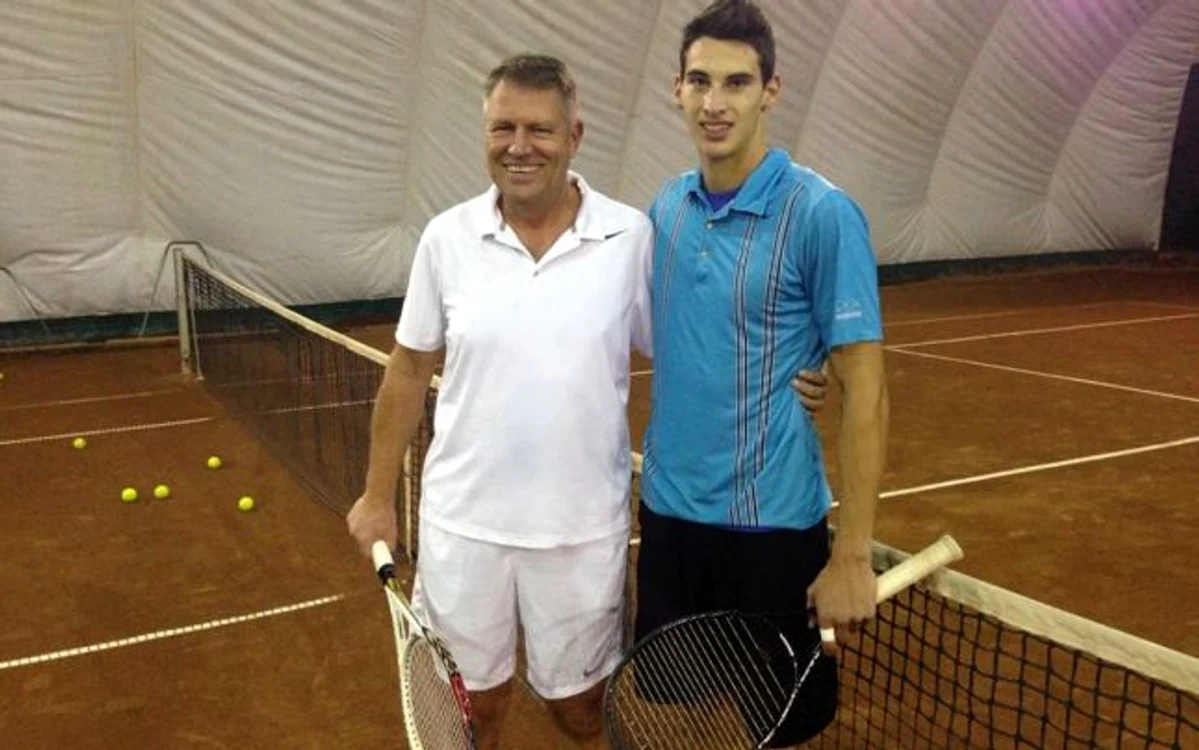 
    Klaus Iohannis a jucat tenis cu Victor CorneaFoto: Arhiva personală  