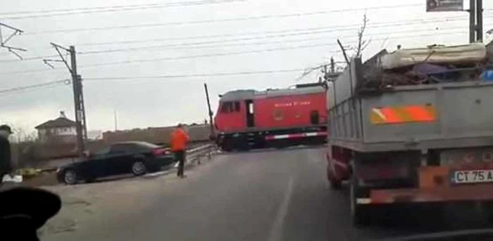 Mecanicul (în portocaliu) se grăbeşte spre locomotivă cu cafeaua în mână FOTO CTNews.ro