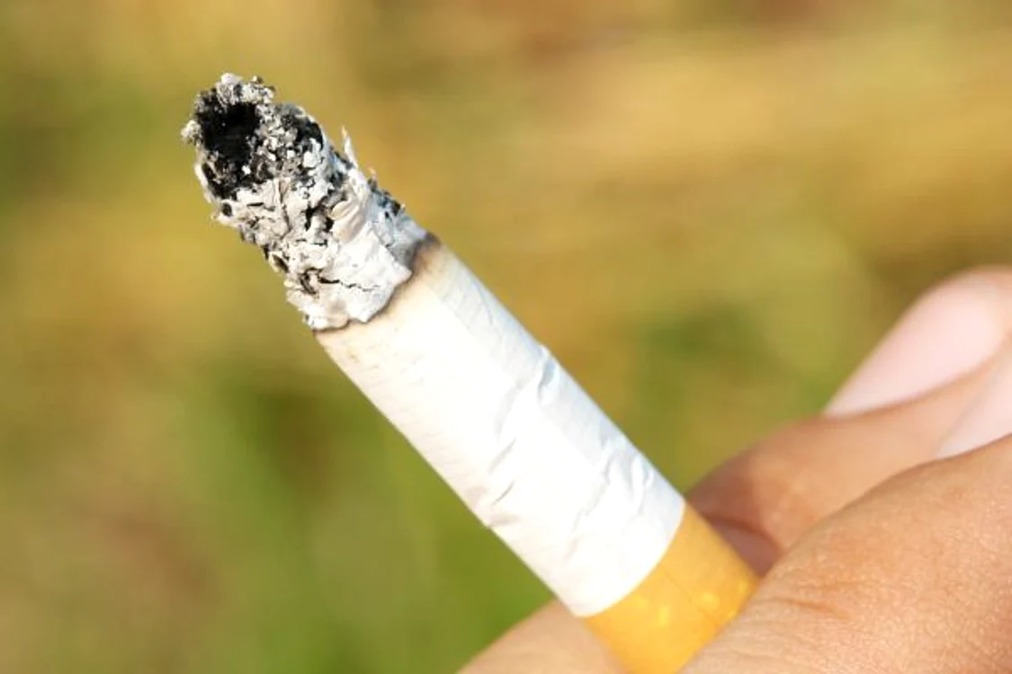 
    Mirosul de ţigară se impregnează în mobilă şi ţesături şi iese foarte greu din cameră   