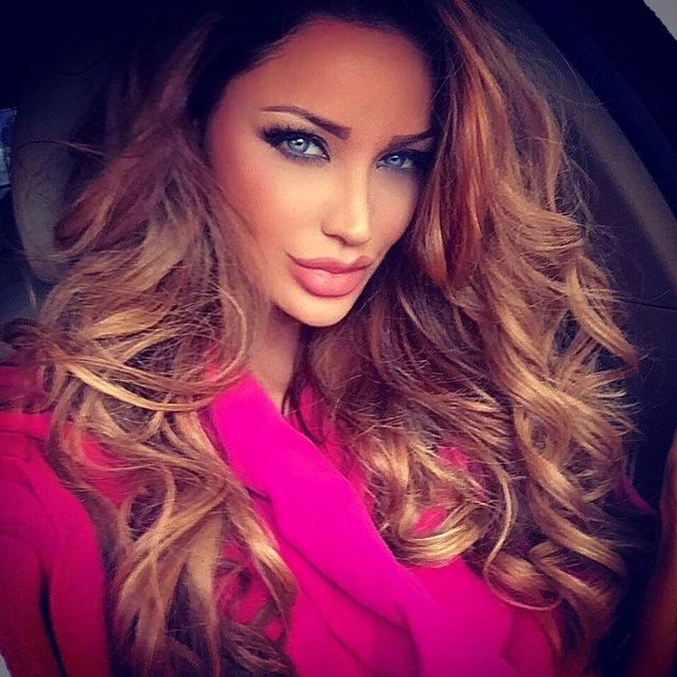 
    Bianca Drăguşanu a şocat pe toată lumea când a arătat cum sunt de fapt picioarele ei fără fond de tenfoto: captură Pro Tv  