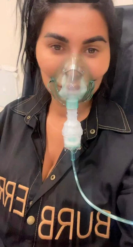 Ramona Manole cu masca de oxigen
