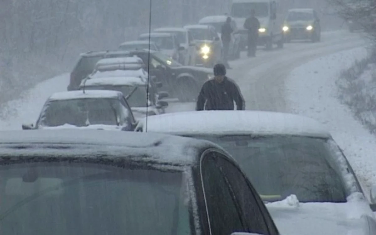 
    Din pricina zăpezilor, se circulă greu în toată ţara  