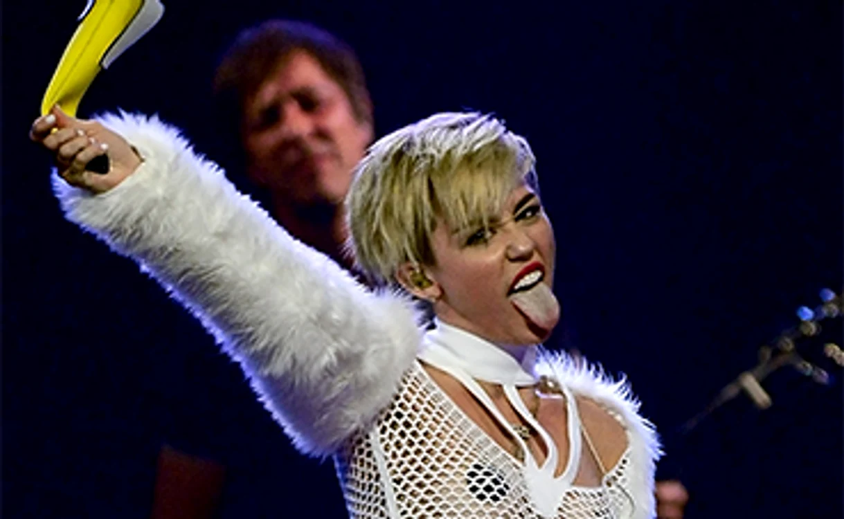 Miley Cyrus are limbă de  1,5 milioane de dolari 