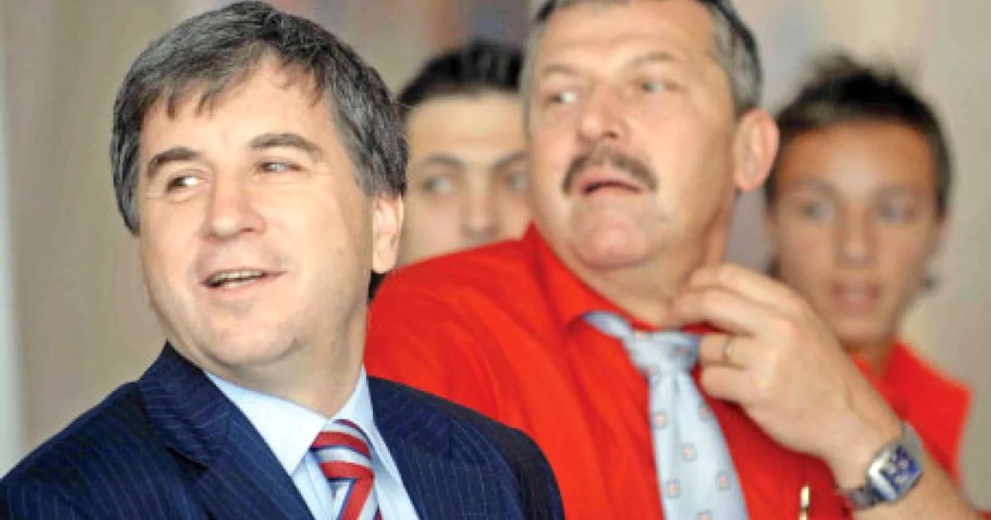 Argăseala (stânga) şi Duckadam sunt nevoiţi să facă faţă unei situaţii dramatice, în condiţiile în care patronul e în închisoare