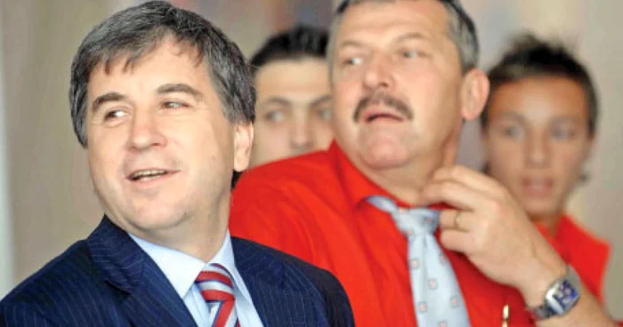 Argăseala (stânga) şi Duckadam sunt nevoiţi să facă faţă unei situaţii dramatice, în condiţiile în care patronul e în închisoare