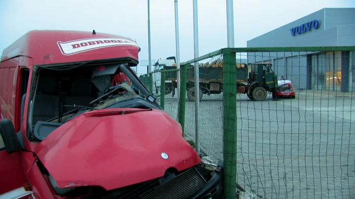 Camionul a ajuns în curtea unui showroom
